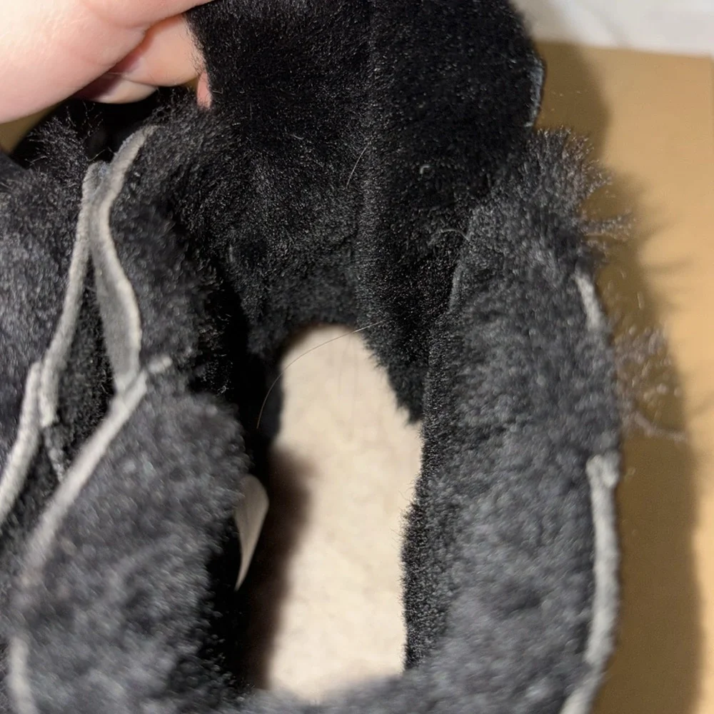 UGGS - Picture 7 of 7